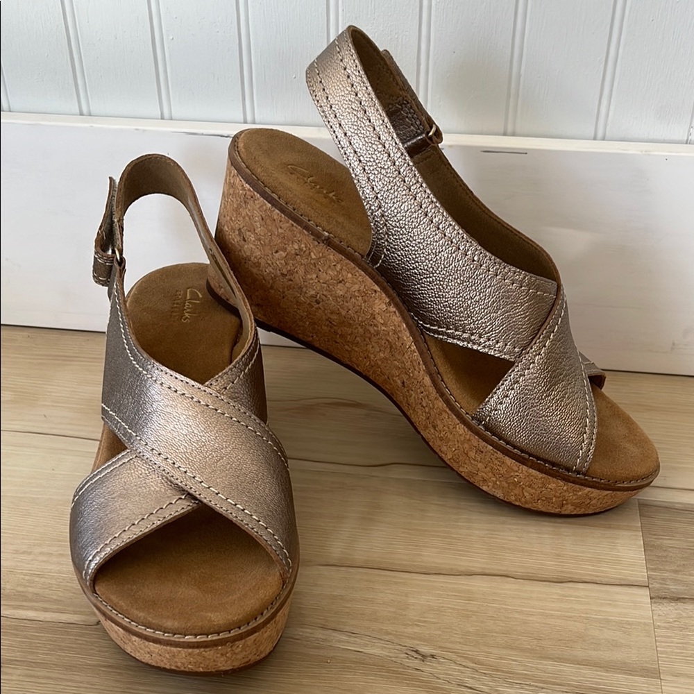 Clarks Women's aisley tulip gold metallic sandals 10M